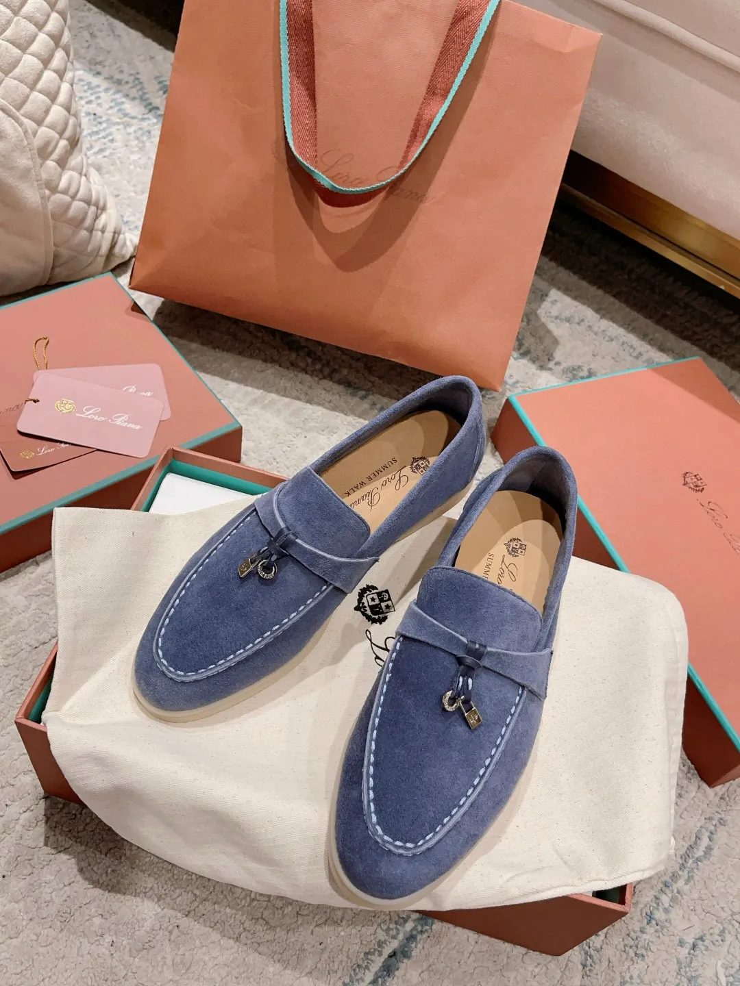 Factory price: 520💰4050 new color. Original purchase, 1⃣️: 1⃣️ folded and developed, Loro Piana professional model to try on feet, quality purchase level, flash sale of common products on the market, welcome to compare, original packaging. Fabric: Imported from Italy🐑High mercerized shearling, Lining: Hand-sewn mark thread in water-dyed cowhide imported from Italy🧵, high-end and elegant. Comfortable on the feet. Size: Women's 35-42 (41, 42) customized, non-returnable, men's 38-45 (46, 47, 48) customized, non-refundable. Fashionable boutiques that you can’t miss, a must-have item